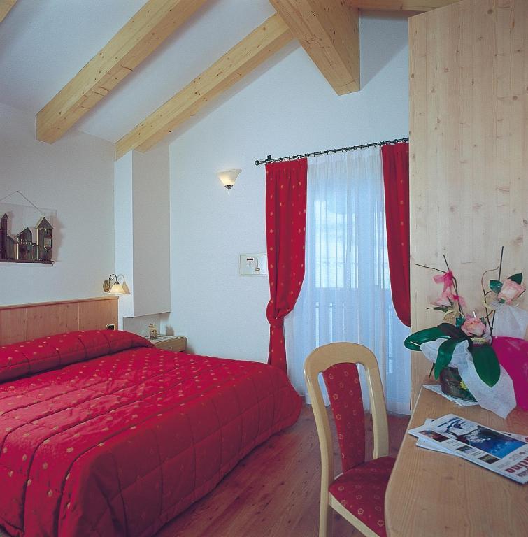 Hotel Zirmes Moena Room photo