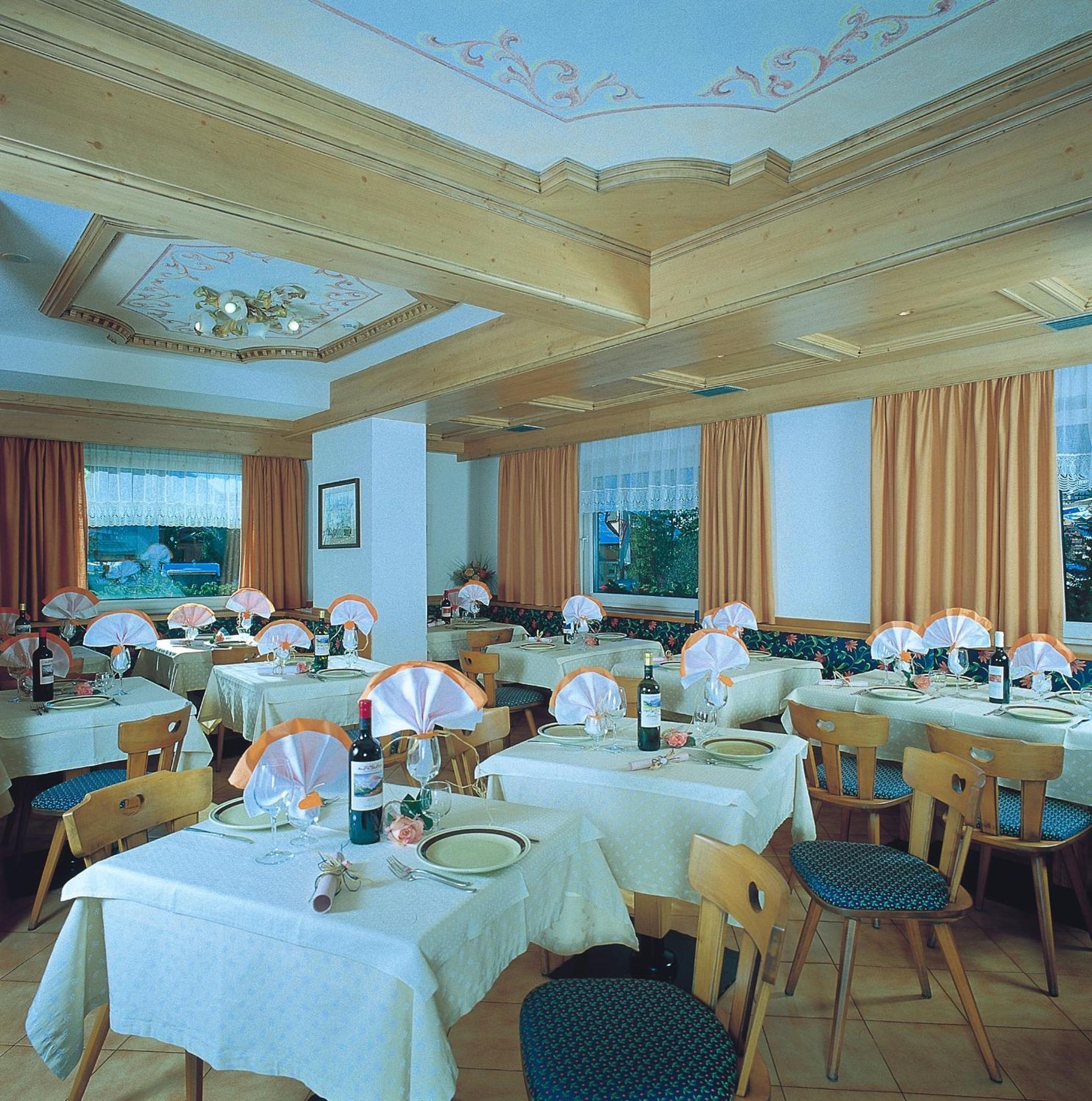 Hotel Zirmes Moena Exterior photo